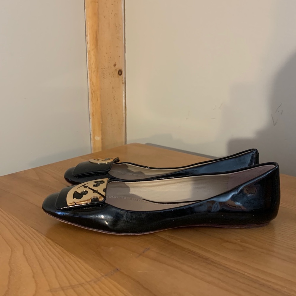 Tory Burch Square Toe Logo Flat in Patent Leather